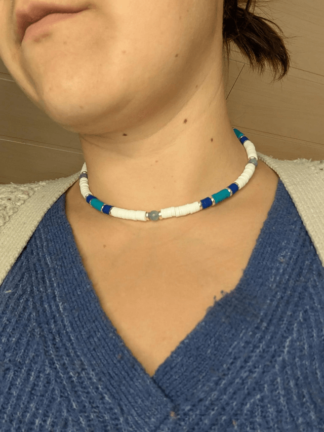 collier ras de cou avec des perles plates heishi de couleurs bleu, blanc et argenté intercalé de perles naturelles d'aigue marine. 