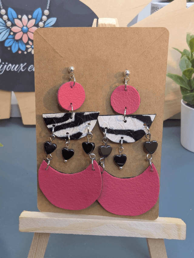 Boucles d'oreilles en cuir, similicuir rose, tissus enduit et cœur en hématite noire.