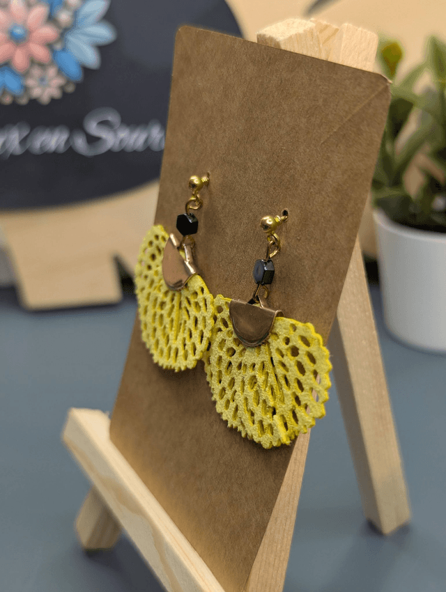 Boucles d'oreilles jaune et pierre d'hématite. 