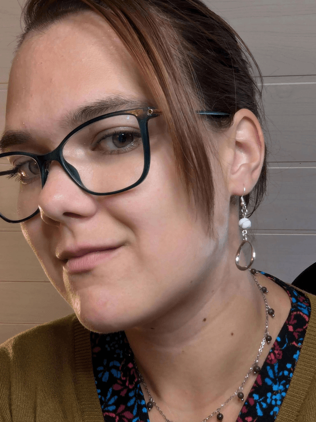 Boucles d'oreilles pendante avec des perles naturelles et un pendentif en couleur argent. Le fermoir est en argent 925.