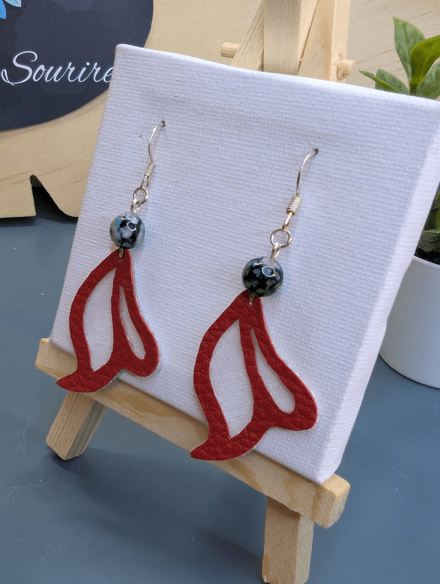 Boucles d'oreilles ailes de papillon rouge en similicuir. 