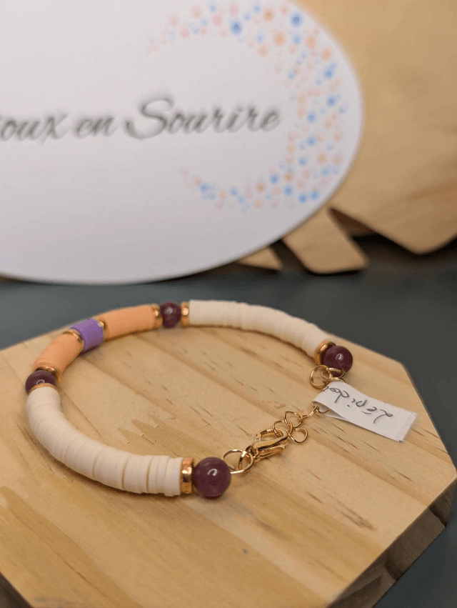 Bracelet en perles Heishi de couleur rose violet blanche avec des perles naturelles, le fermoir est doré.