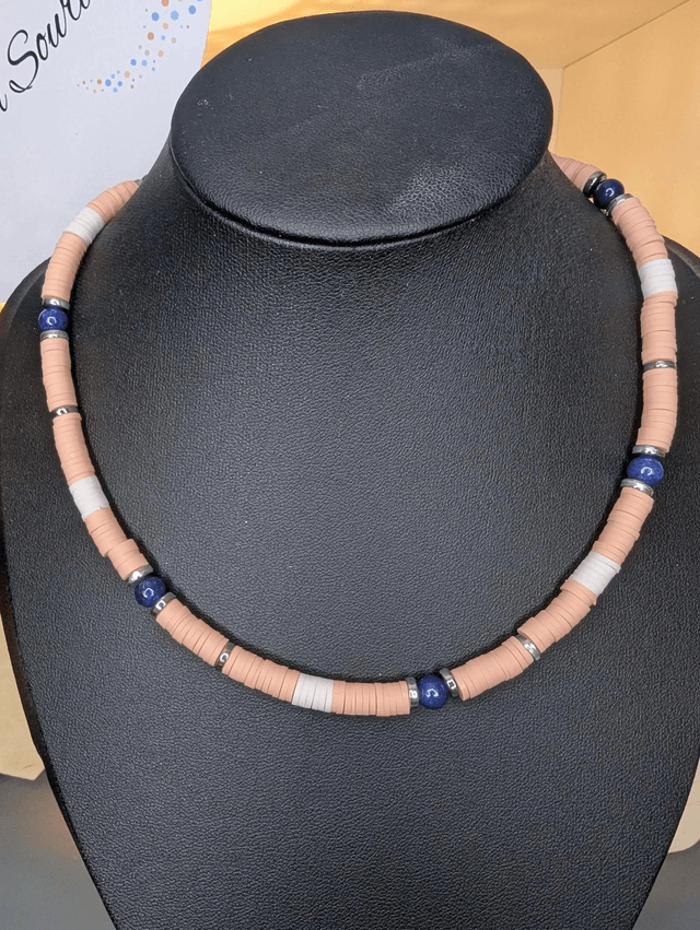 collier ras de cou avec des perles plates heishi de couleurs rose, blanc et argenté intercalé de perles naturelles. 