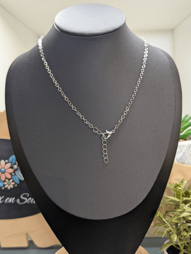 collier mi long avec chaine de couleur argent et pendentif en verre de couleur bleu clair. 