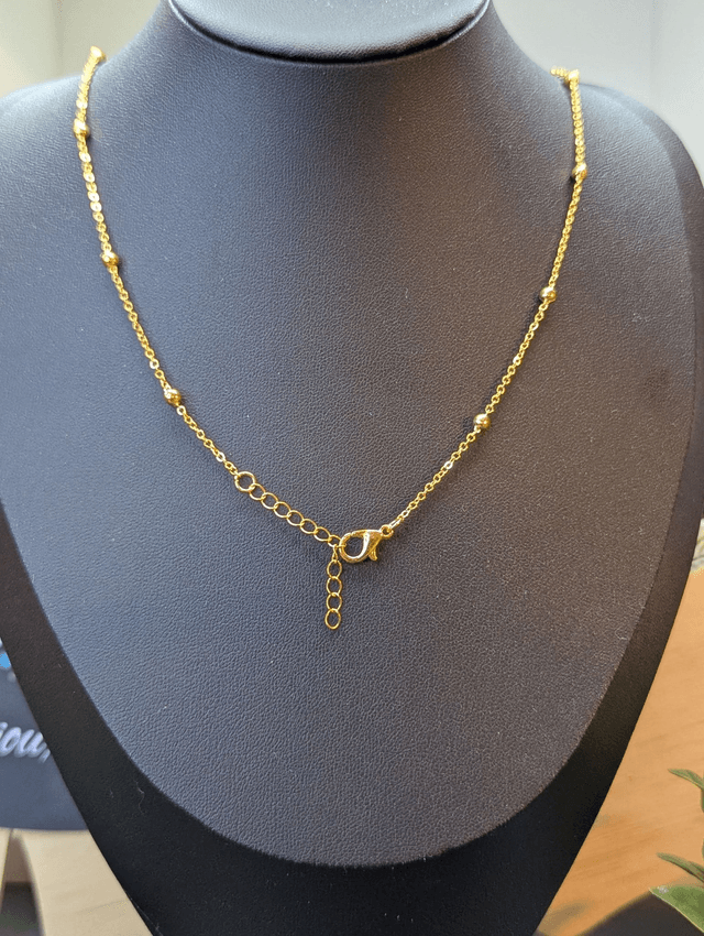 Collier avec pendentif en résine hexagonal. 