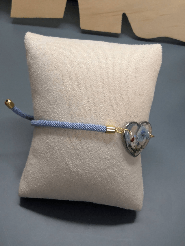 Bracelet corde ajustable bleu ciel et cœur en résine.