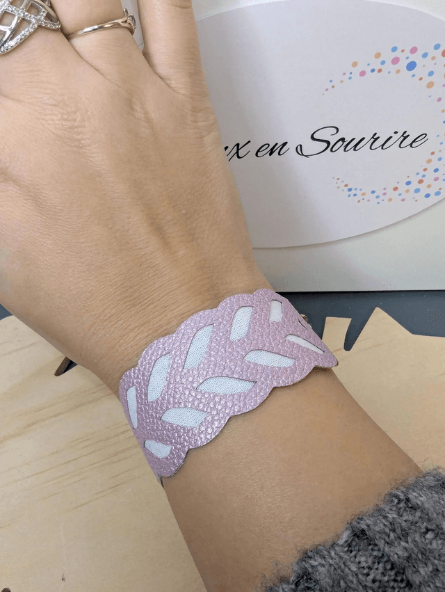 Bracelet manchette en cuir rose poudré, avec du tissus enduit blanc (résistant), une chaine couleur or. Le fermoir est de couleur or.
