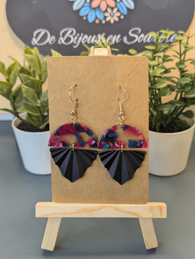 Boucles d'oreilles en deux parties, rose, bleu et noir. 