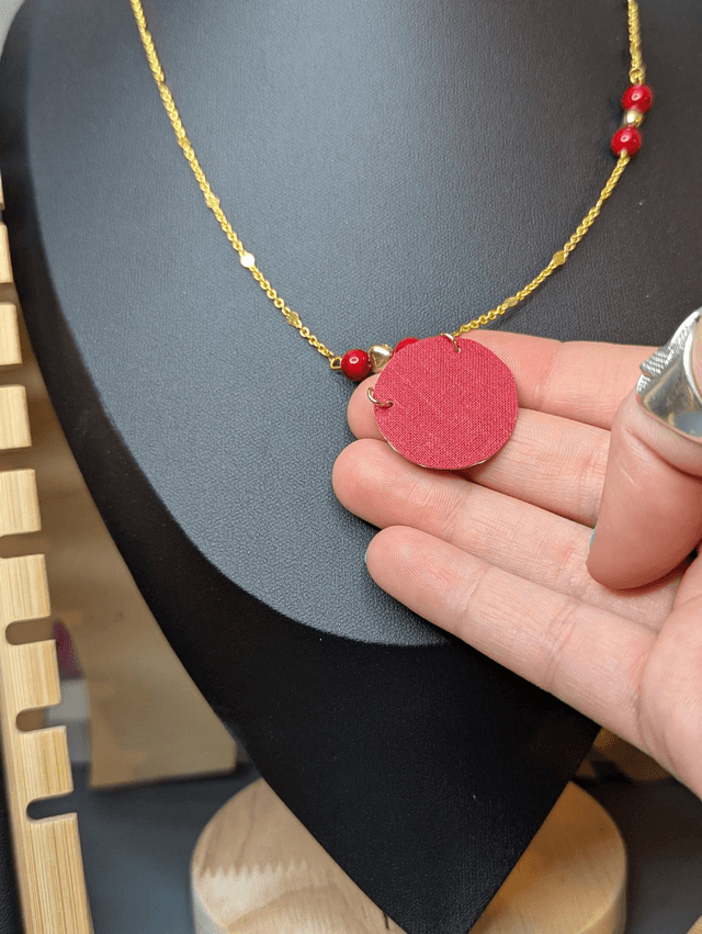 Collier long, sautoir, chaine couleur or avec pendentif cuir et tissus enduit rond et cœur, perles naturelles.