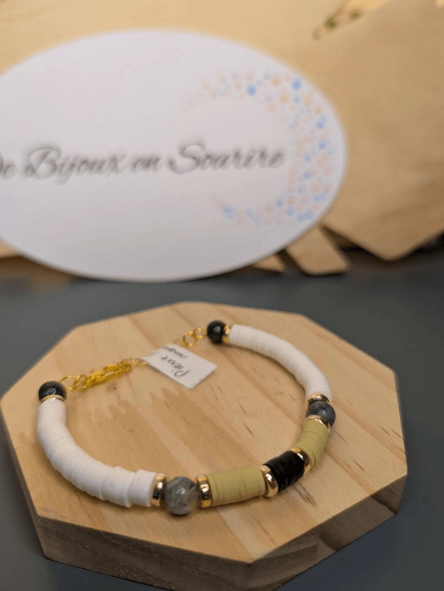 Bracelet en perles Heishi de couleur verte et blanche avec des perles naturelles agate mousse, le fermoir est 
