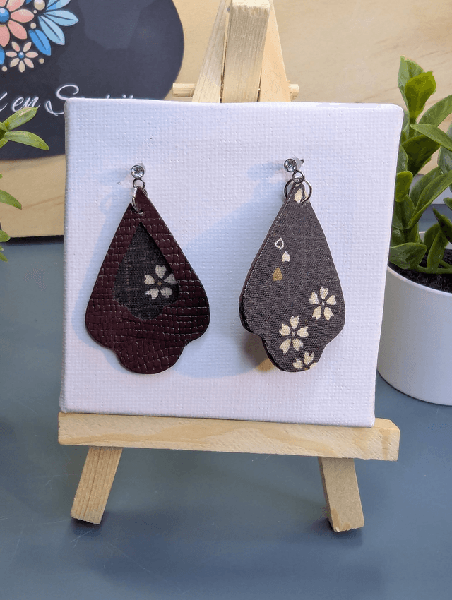 Boucles d'oreilles double face en cuir rouge et tissus enduit marron.