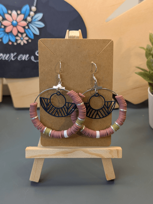 Boucles d'oreilles créoles ronde avec perles plates.
