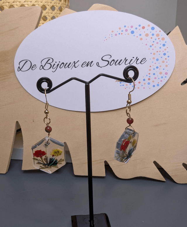 Boucles d'oreilles avec un pendentif hexagonale en résine avec des fleurs séchés, des perle naturelle rose et un fermoir en or rosé,