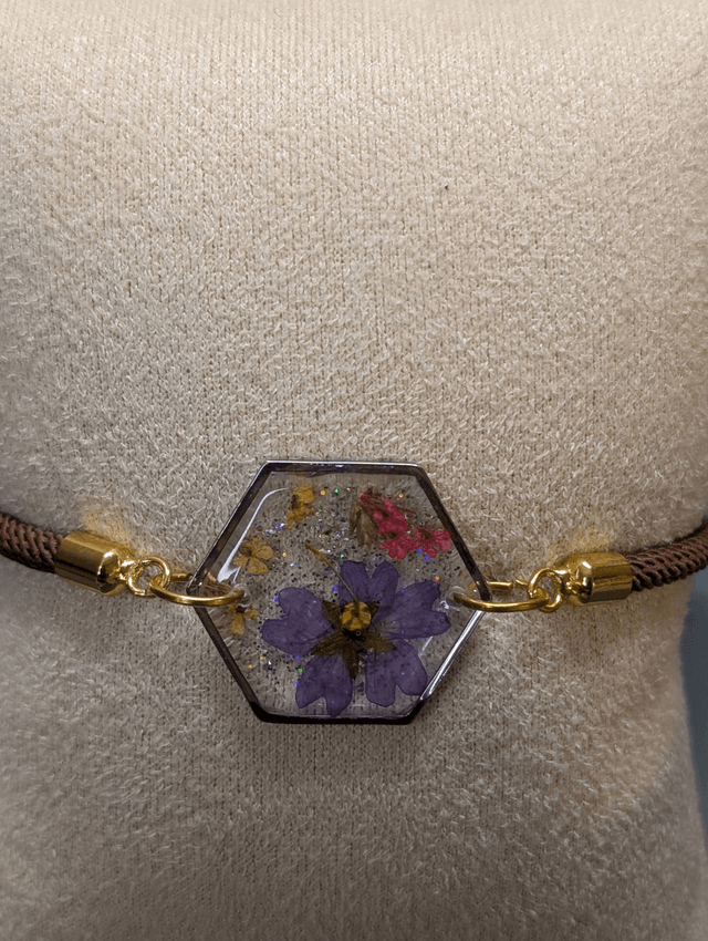 Bracelet corde ajustable marron et hexagone en résine.
