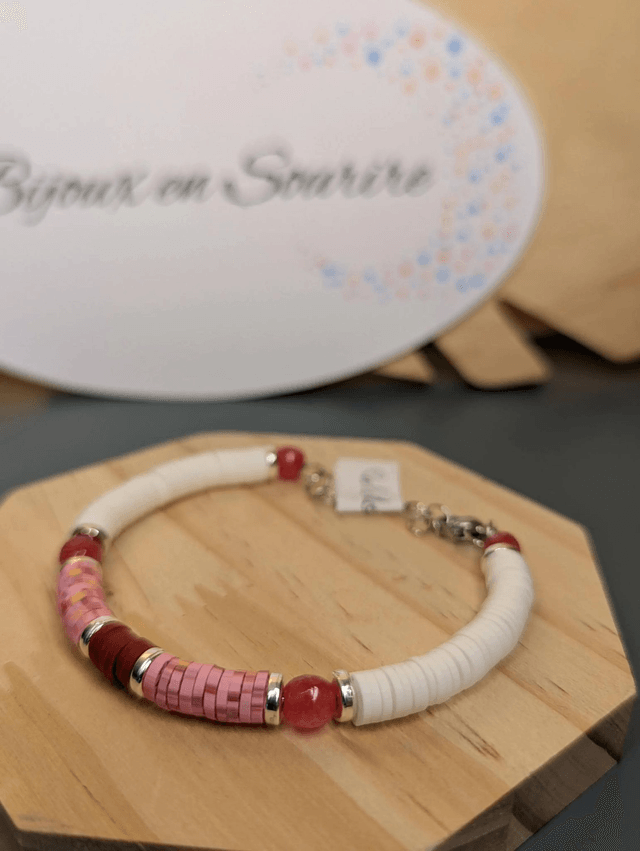 Bracelet en perles Heishi de couleur blanche et rose avec des perles naturelles calcédoine rose, le fermoir est en argent. 