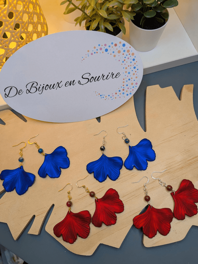 Boucles d'oreilles avec pendentifs en forme de feuilles de couleur bleu métallisé et des perles de jaspe sédiment de mer. 
