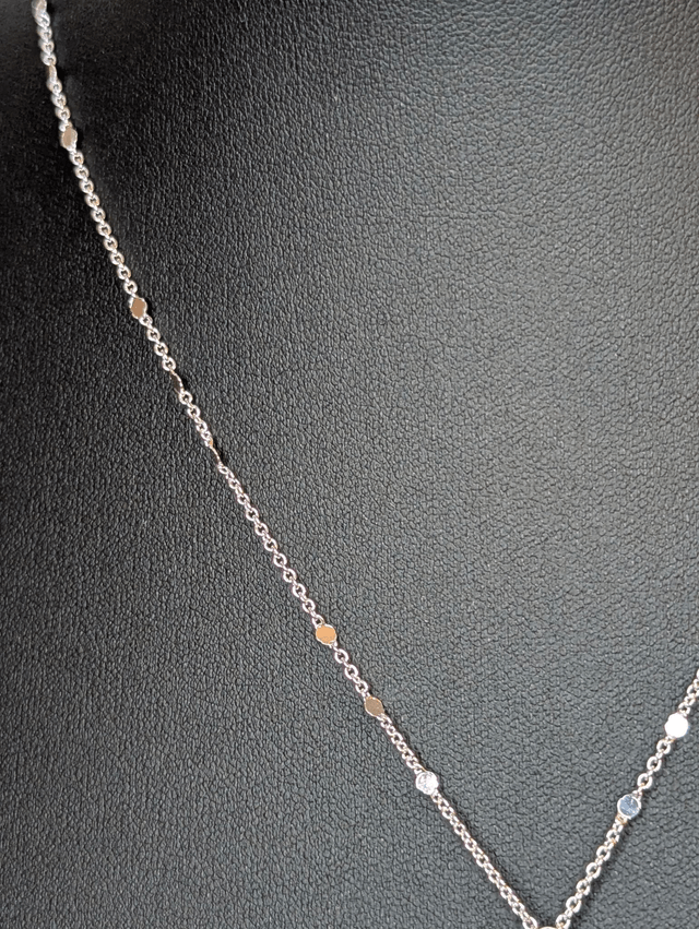 Collier mi long avec une chaine de couleur argent et un pendentif en résine avec des fleurs séchés rouge et rose. 