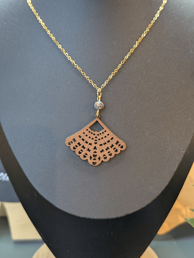  Collier court avec chaine de couleur or, pendentif en bois et perle naturelle.
