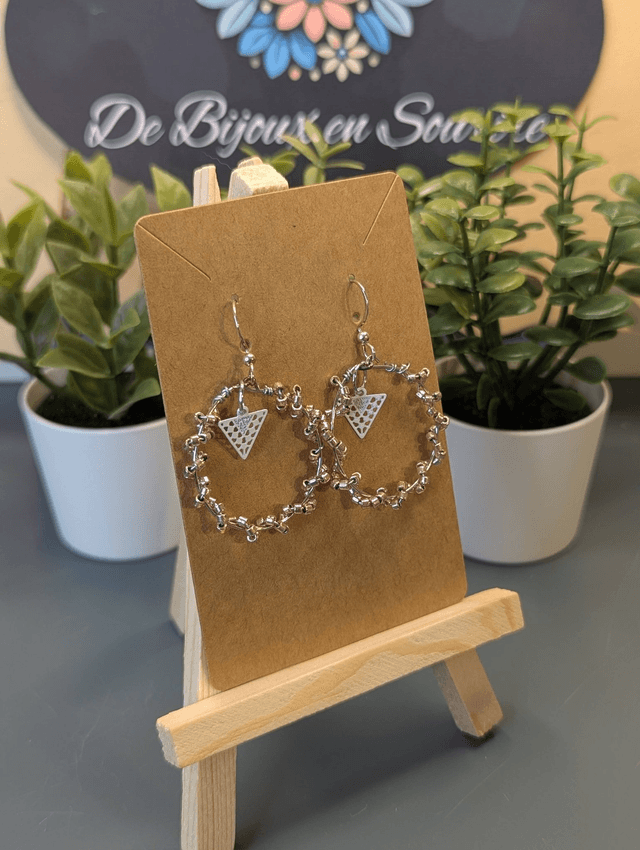 Petites créoles avec perles en verre rose et pendentif blanc. 
