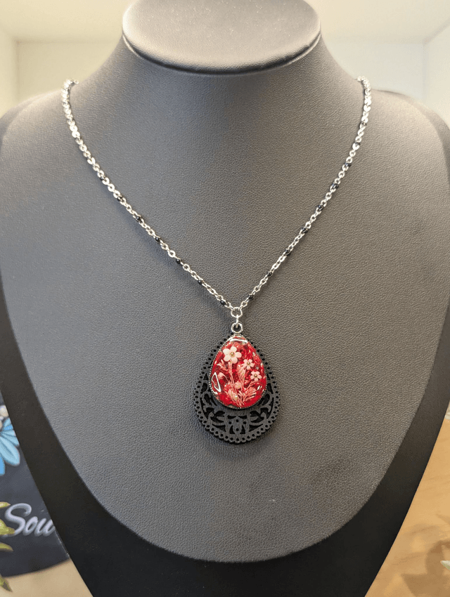 Collier mi long avec chaine couleur argent et noir et deux pendentifs. 