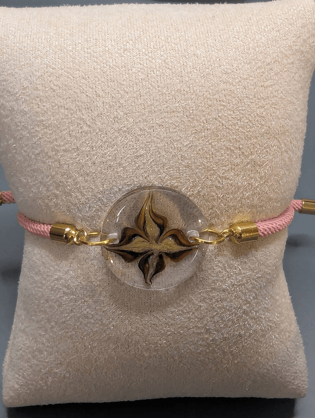 Bracelet corde ajustable rose et pendentif rond en résine.