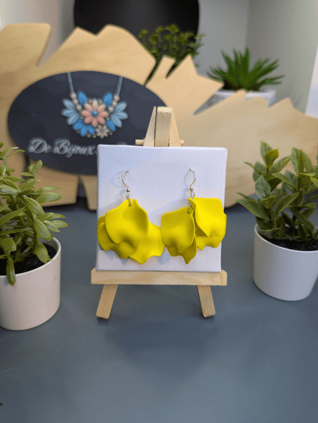 Boucles d'oreilles pétales de fleurs jaune.