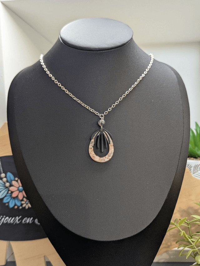 Collier mi long avec chaine couleur argent et deux pendentifs rose et noir et perles naturelle. 