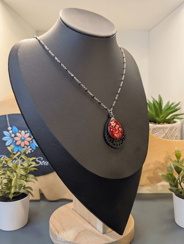 Collier mi long avec chaine couleur argent et noir et deux pendentifs. 