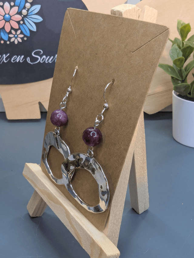 Boucle d'oreilles avec perles naturelle et anneau argenté.