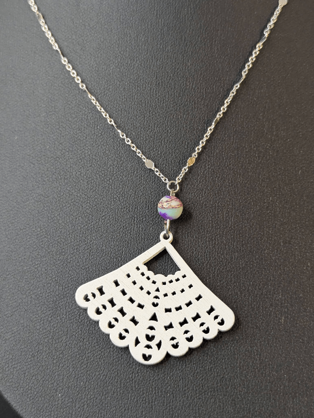 Collier court avec chaine de couleur argent, pendentif en bois et perle naturelle. 