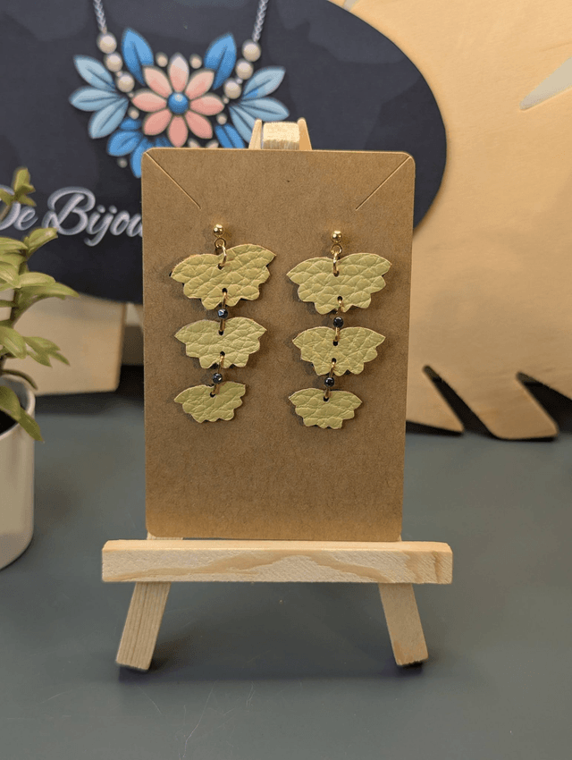 Boucles d'oreilles sur clou tombante en cuir jaune, tissus enduit et perle d'hématite.