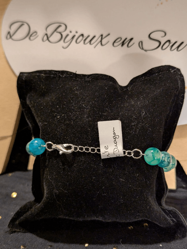 Bracelet en perles d'agate veine de dragon, perles d'espacement verte, le fermoir et la chaine fermoir sont de couleur argent.  