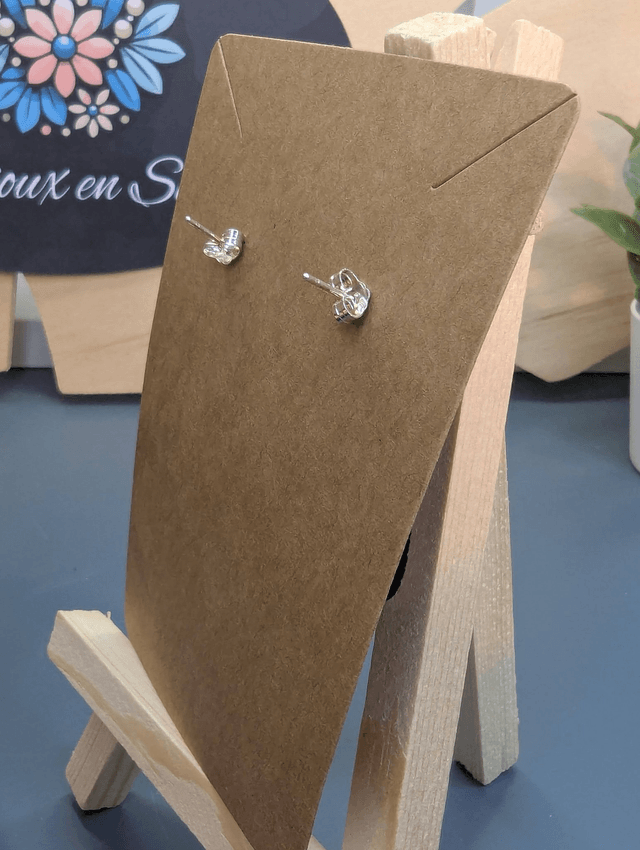 Boucles d'oreilles ronde avec fleur rouge en similicuir. 
