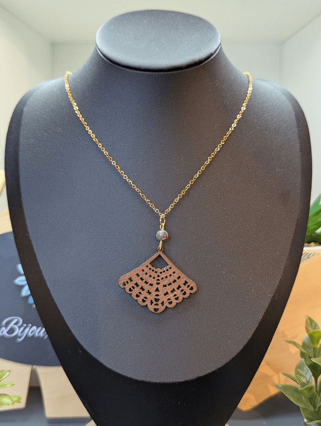  Collier court avec chaine de couleur or, pendentif en bois et perle naturelle.