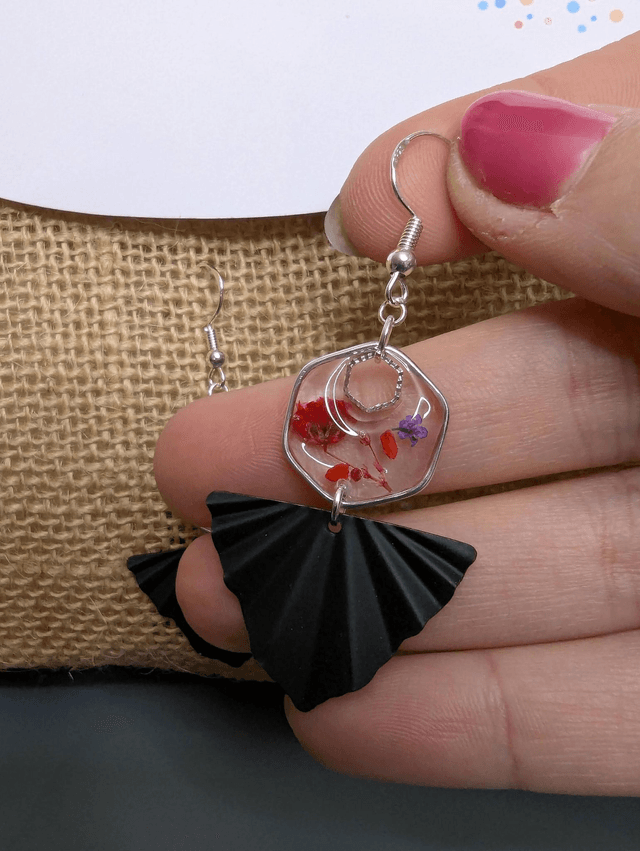 Boucles d'oreilles  avec pendentif en résine transparente avec fleurs séchés et en métal noir en triangle, fermoir argent.