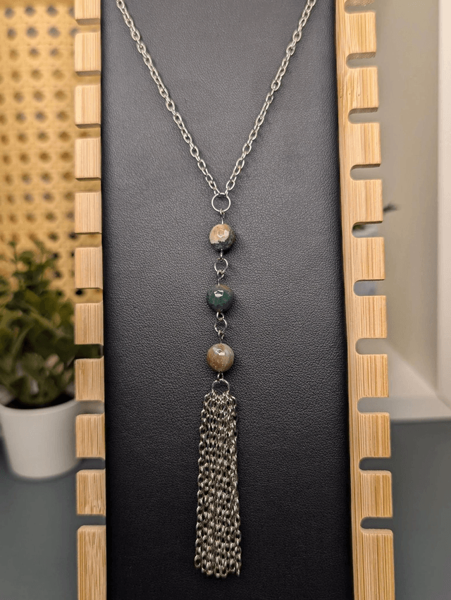 Collier long, sautoir, avec une chaine de couleur argent, perles naturelles d'agate indienne verte, et un pompon en chaine argentée.