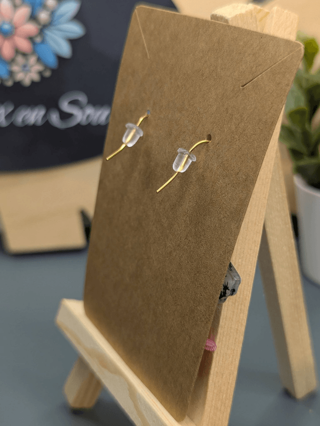 Boucles d'oreilles avec breloque éventail et pompon rose.