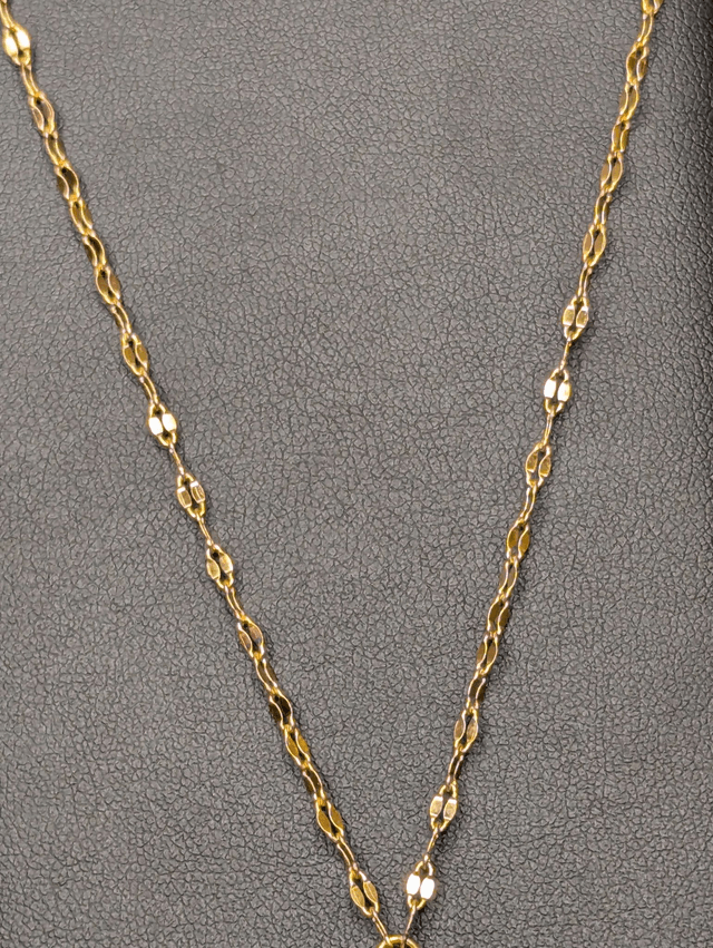 Collier long, sautoir, avec une chaine de couleur or, des perles naturelles, un pendentif en métal et pendentif en bois.