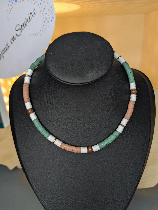 collier ras de cou avec des perles plates heishi de couleurs vert, blanc, marron et or et des perles naturelles.
