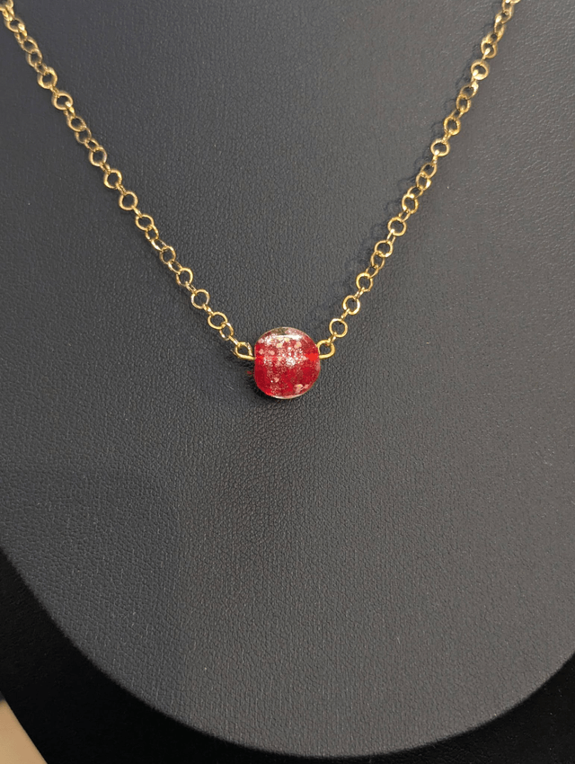 collier mi long avec chaine de couleur or et pendentif en verre rouge. 