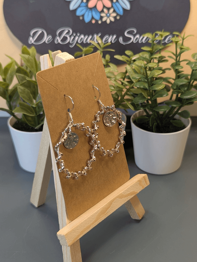 Petites créoles avec perles en verre rose et pendentif argent rond. 