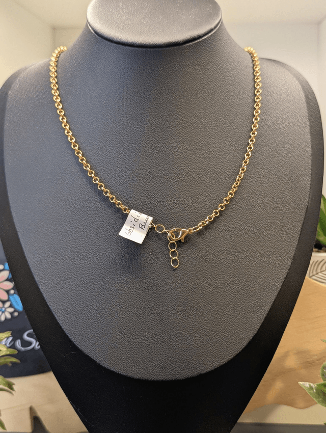  Collier court avec chaine de couleur or, pendentif en bois rouge et perle naturelle.