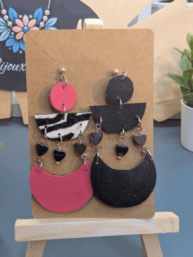 Boucles d'oreilles en cuir, similicuir rose, tissus enduit et cœur en hématite noire.
