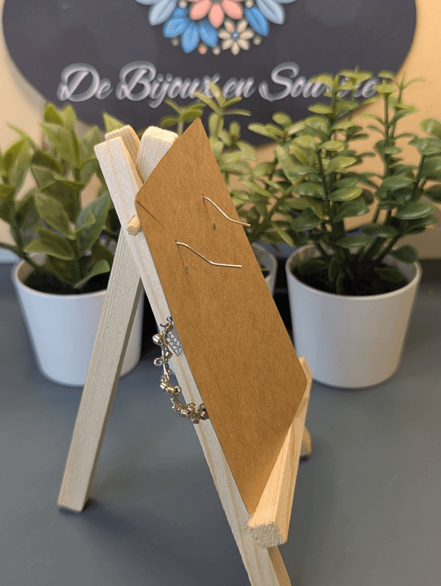 Petites créoles avec perles en verre rose et pendentif blanc. 