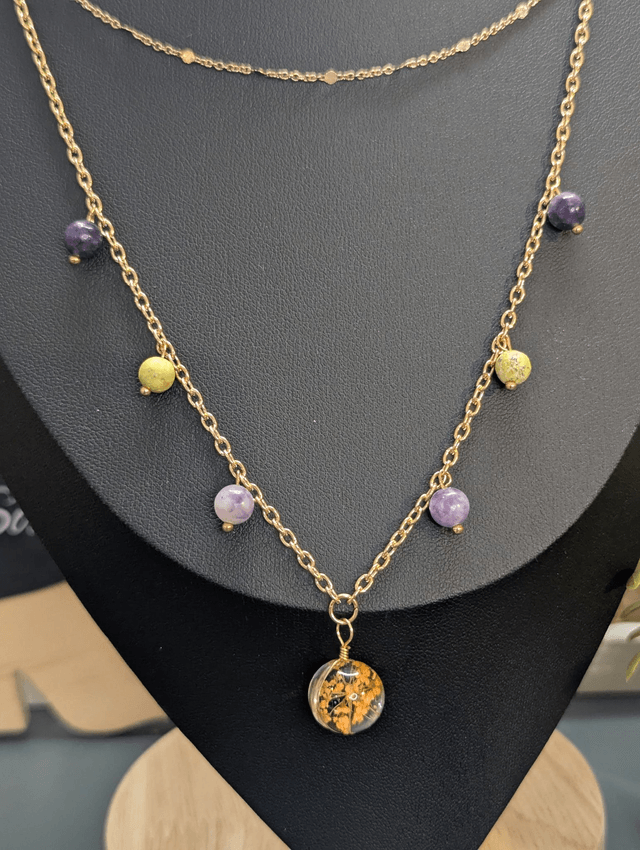 Collier mi long avec double chaine couleur or rosé et perles naturelles et en verre. 