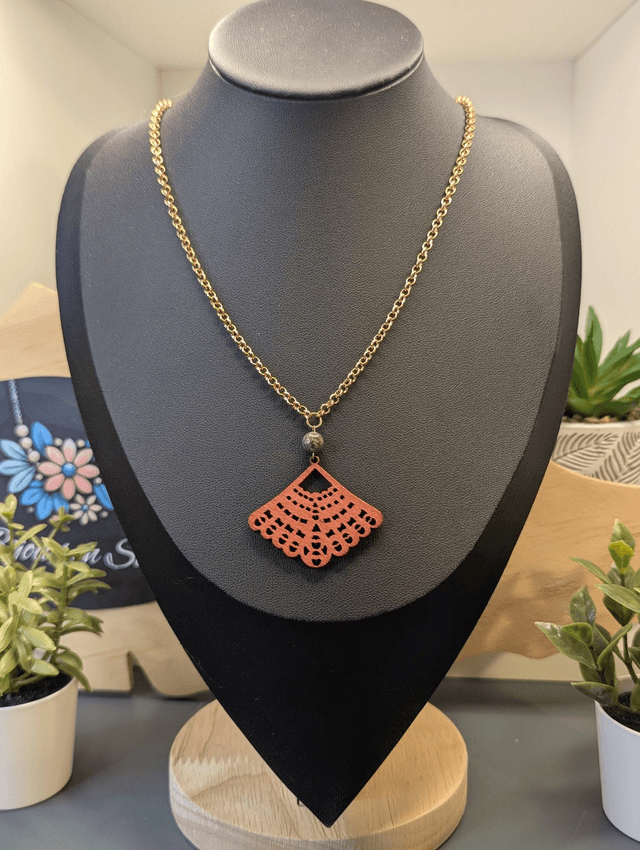  Collier court avec chaine de couleur or, pendentif en bois rouge et perle naturelle.