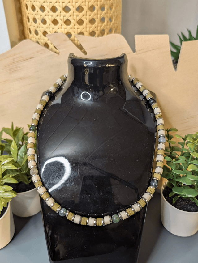 collier ras de cou avec des perles plates heishi de couleurs vert, blanc et argent intercalé de perles naturelles d'agate mousse. 