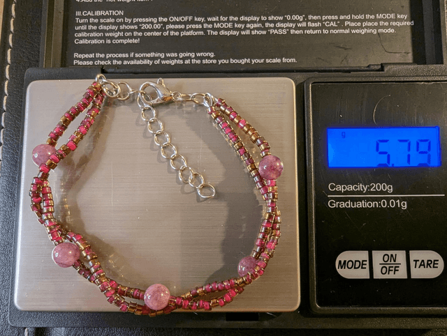 Bracelet torsadé violet avec des perles Miyuki en verre et des perles naturelles, montées sur fil de fer, le  fermoir est de couleur argent.