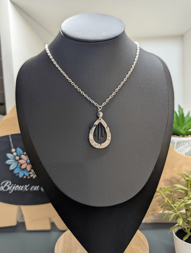 Collier mi long avec chaine couleur argent et deux pendentifs rose et noir et perles naturelle. 