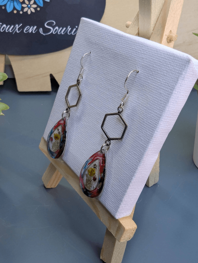 Boucles d'oreilles avec pendentif hexagonal et pendentif en résine avec fleurs séchées. 